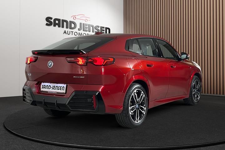 Rød BMW iX2 fra 2025