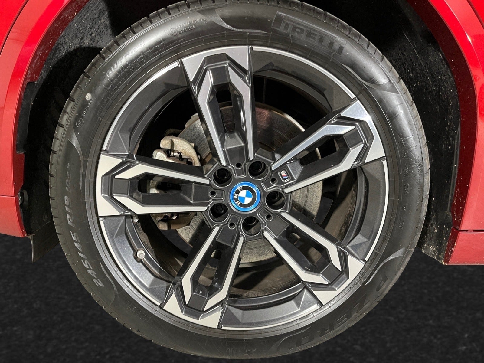 Rød BMW iX2 fra 2025