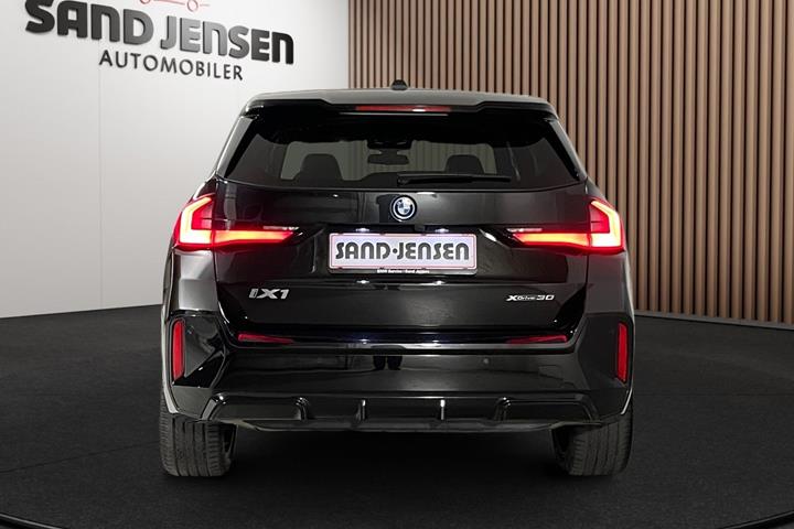 Sort BMW iX1 fra 2024