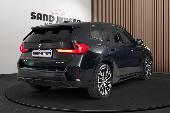 Sort BMW iX1 fra 2024