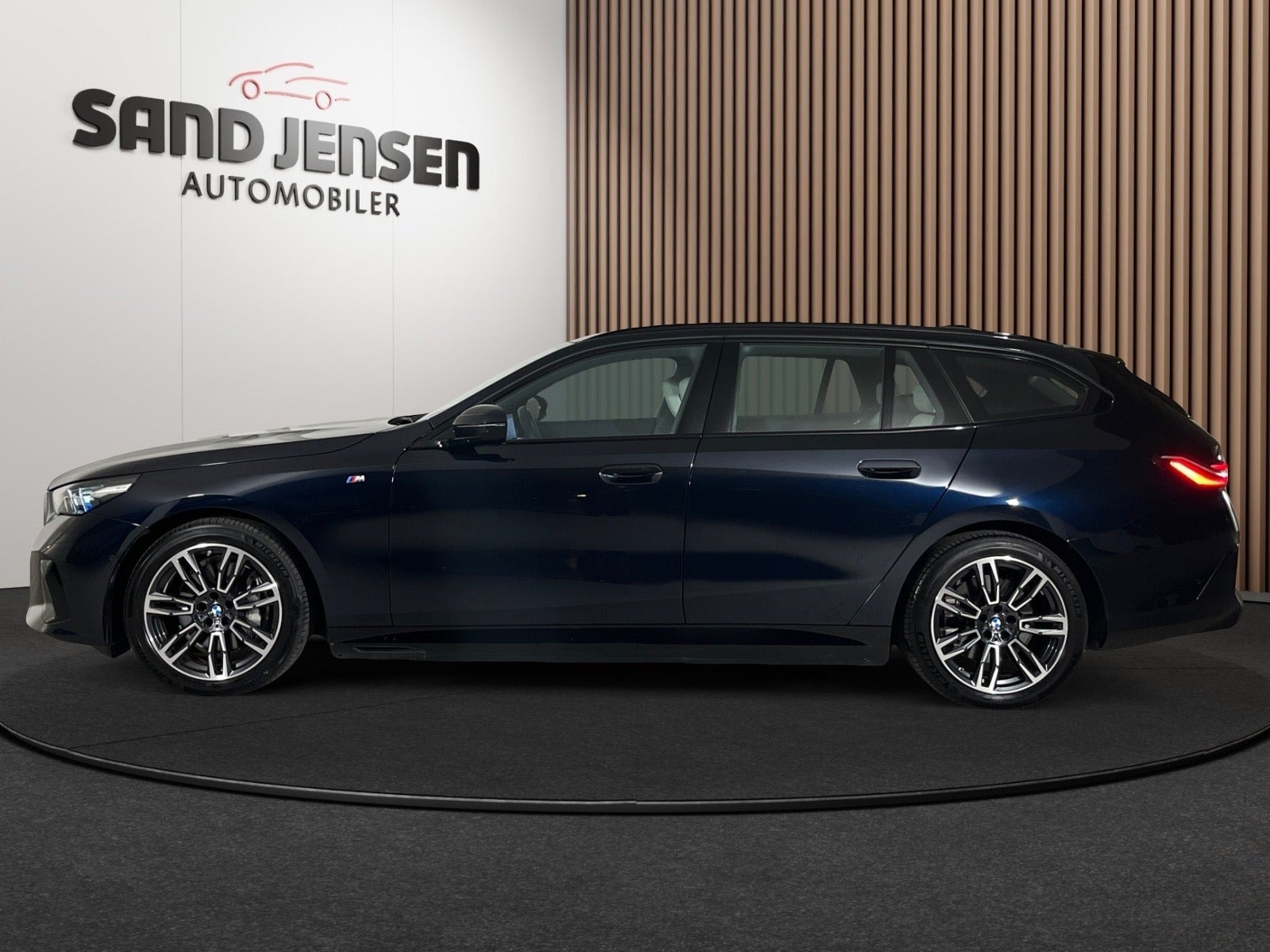 Sort BMW i5 fra 2025