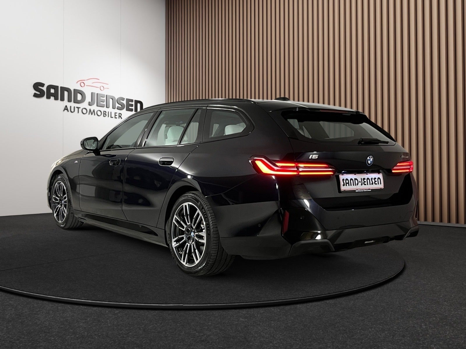 Sort BMW i5 fra 2025