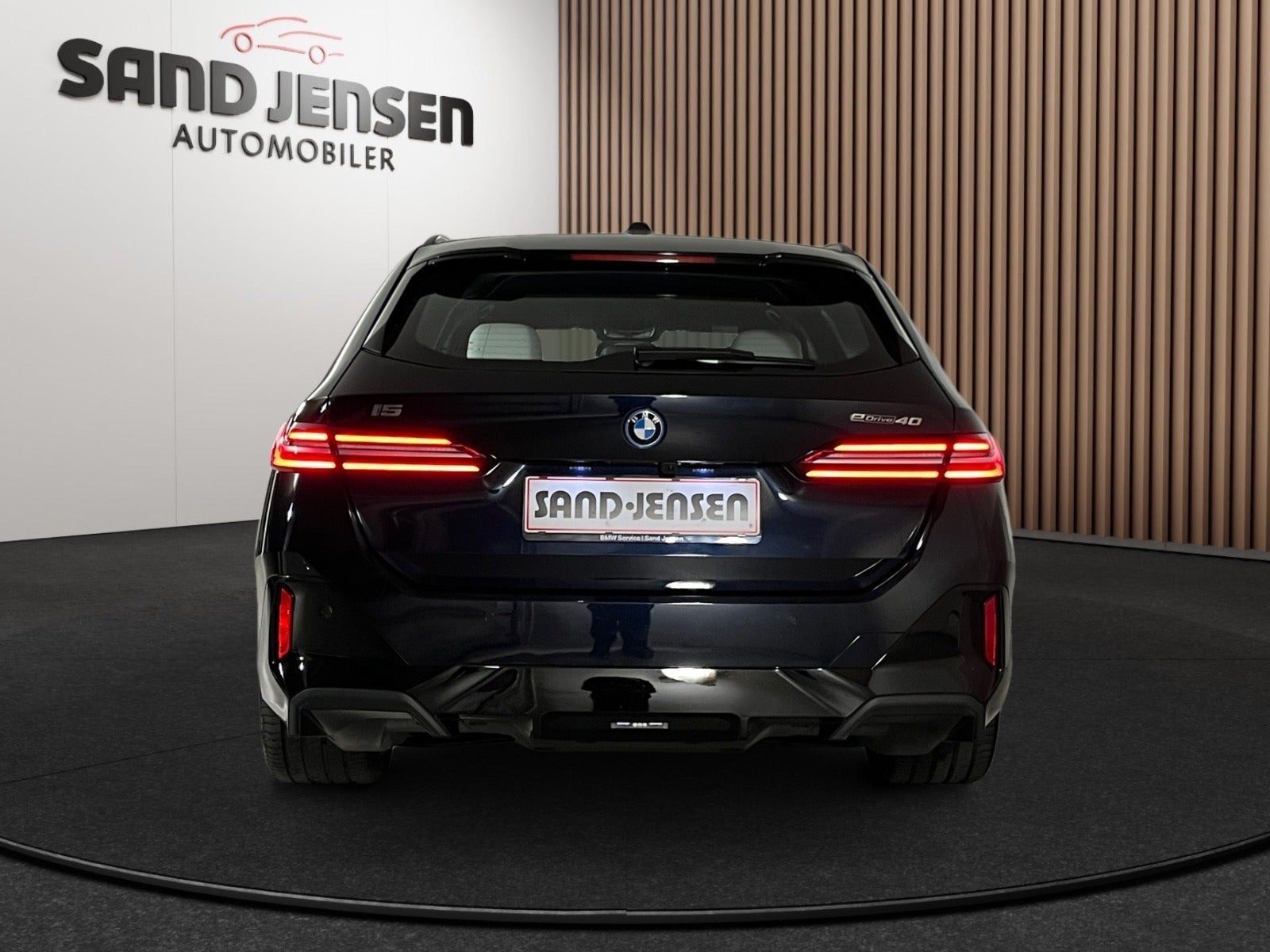 Sort BMW i5 fra 2025