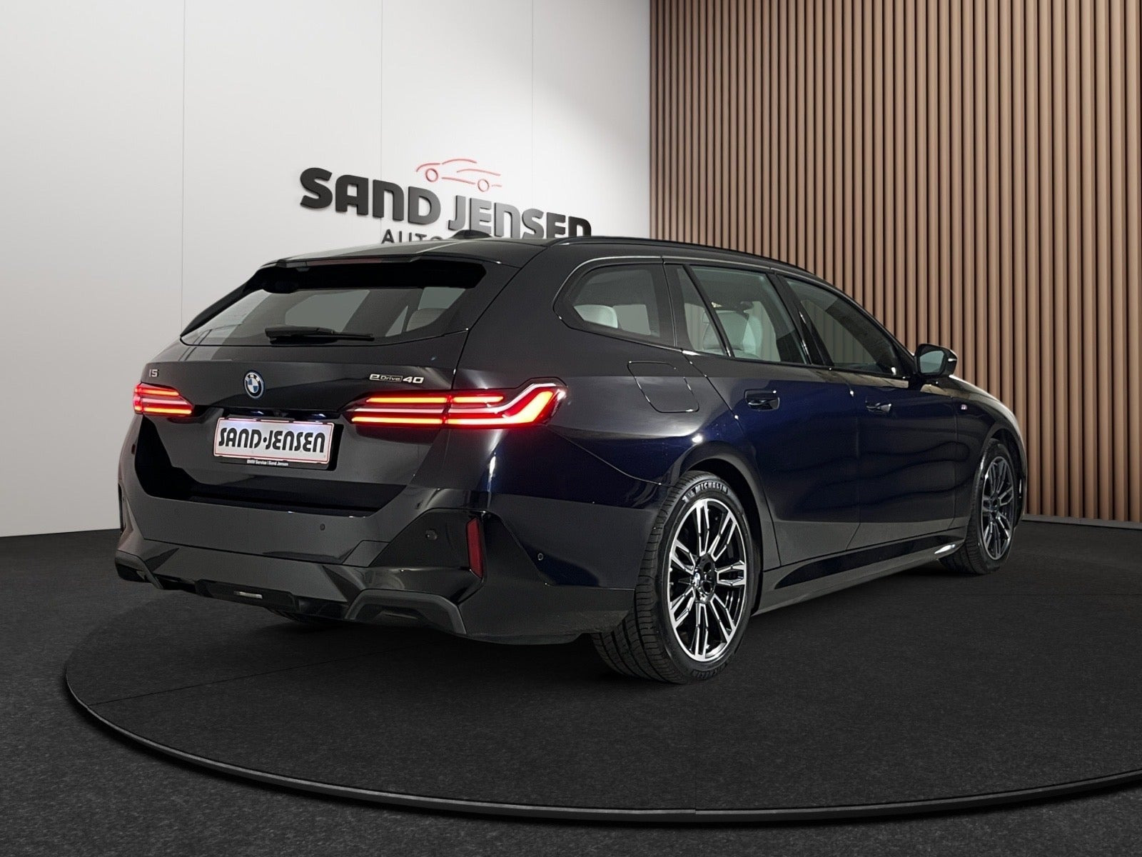 Sort BMW i5 fra 2025