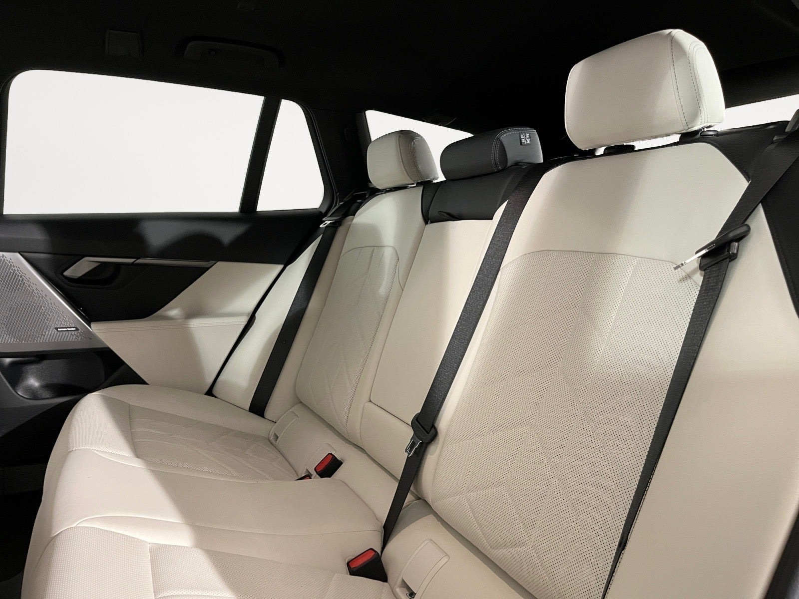 Sort BMW i5 fra 2025