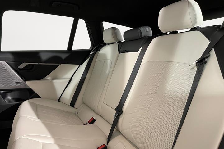 Sort BMW i5 fra 2025
