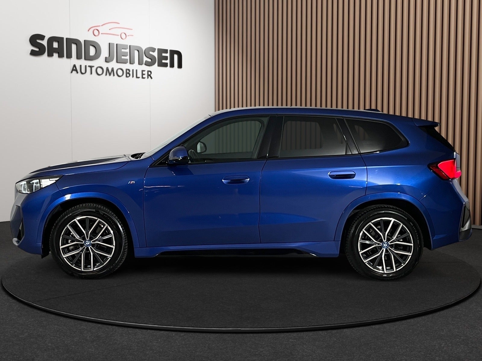 Blå BMW iX1 fra 2023