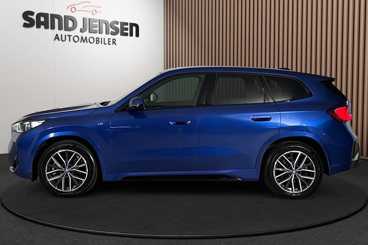 Blå BMW iX1 fra 2023