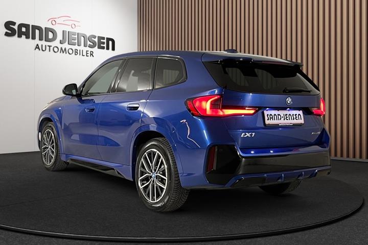Blå BMW iX1 fra 2023