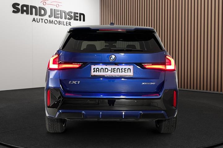 Blå BMW iX1 fra 2023