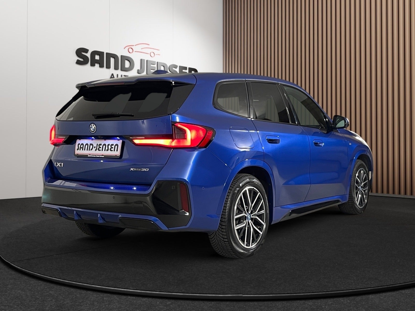 Blå BMW iX1 fra 2023
