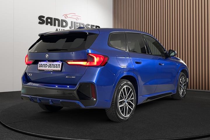 Blå BMW iX1 fra 2023