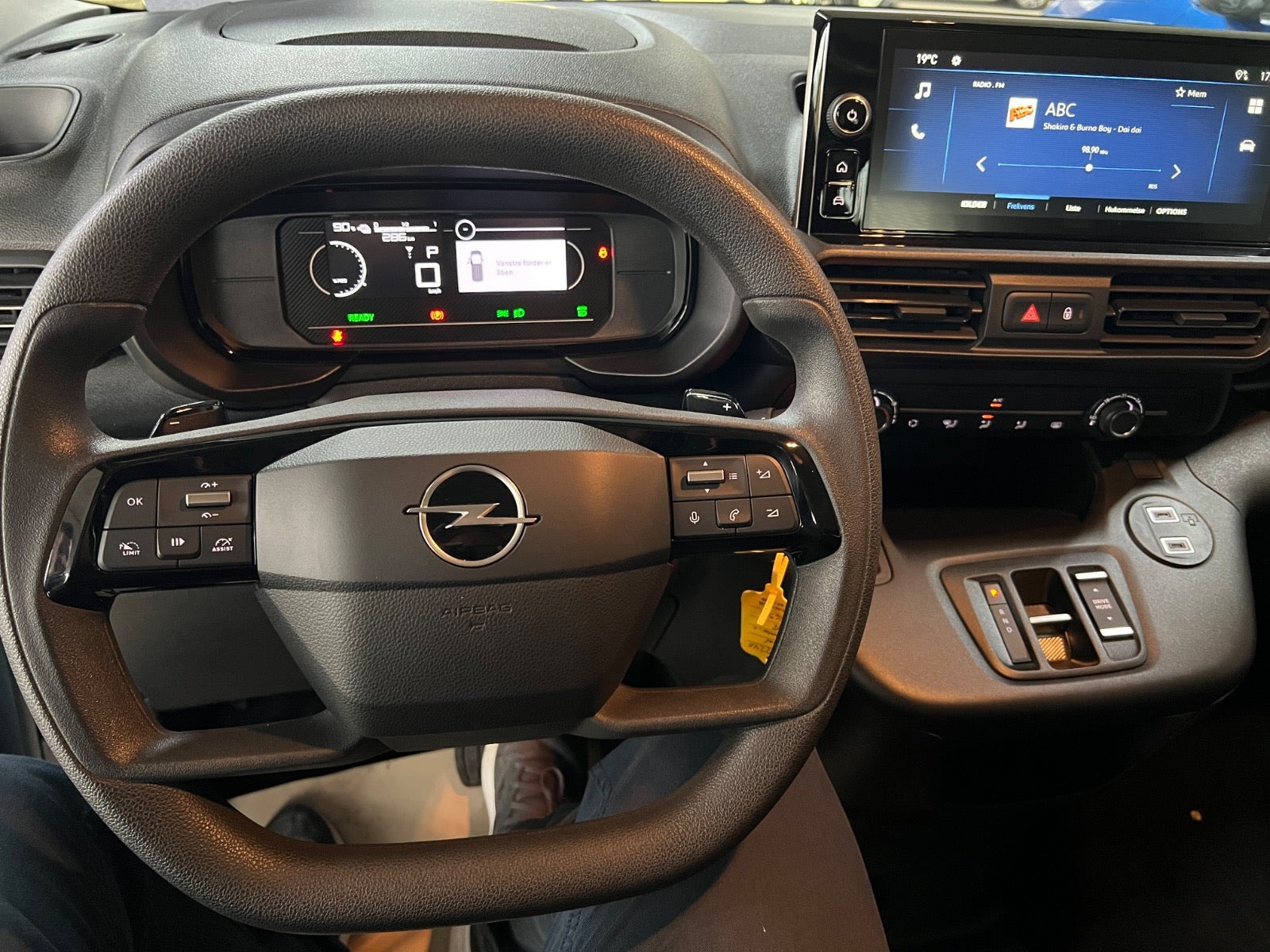 Blå Opel Combo-e Life fra 2025