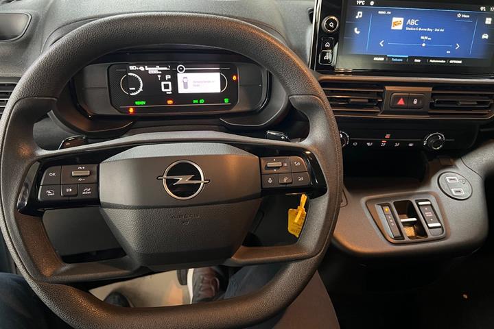 Blå Opel Combo-e Life fra 2025