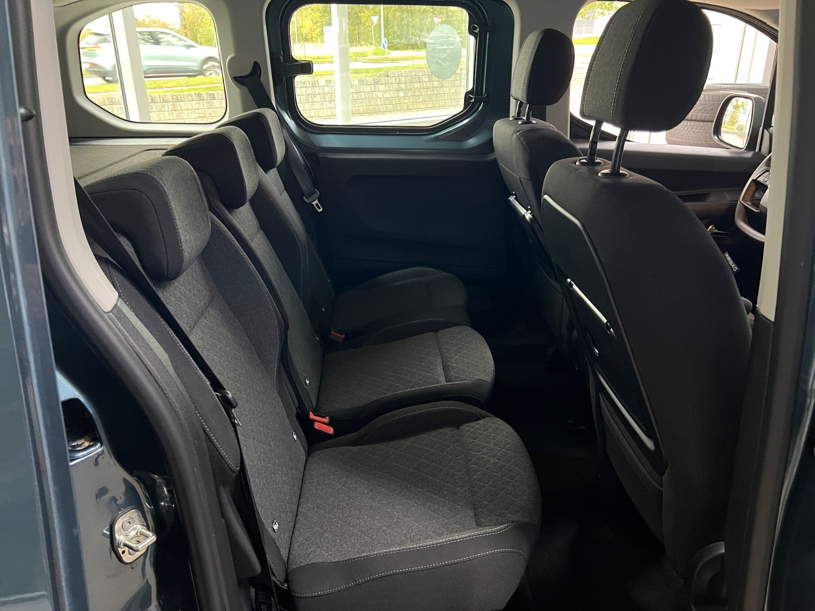 Blå Opel Combo-e Life fra 2025