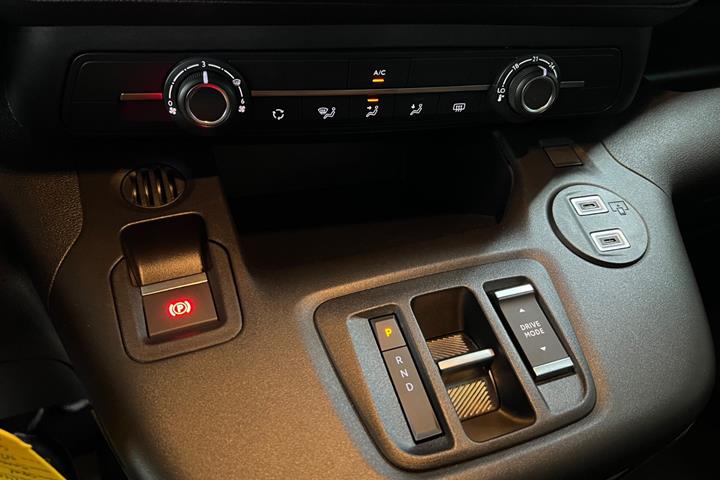 Blå Opel Combo-e Life fra 2025