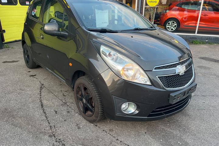 Brun Chevrolet Spark fra 2012 set udefra