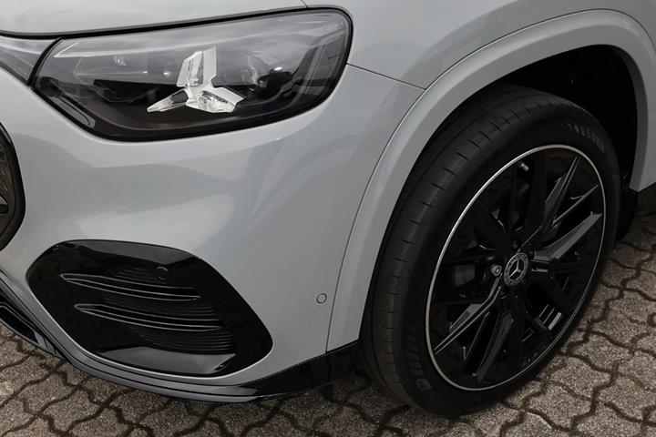 Grå Mercedes GLB250+ fra 2026