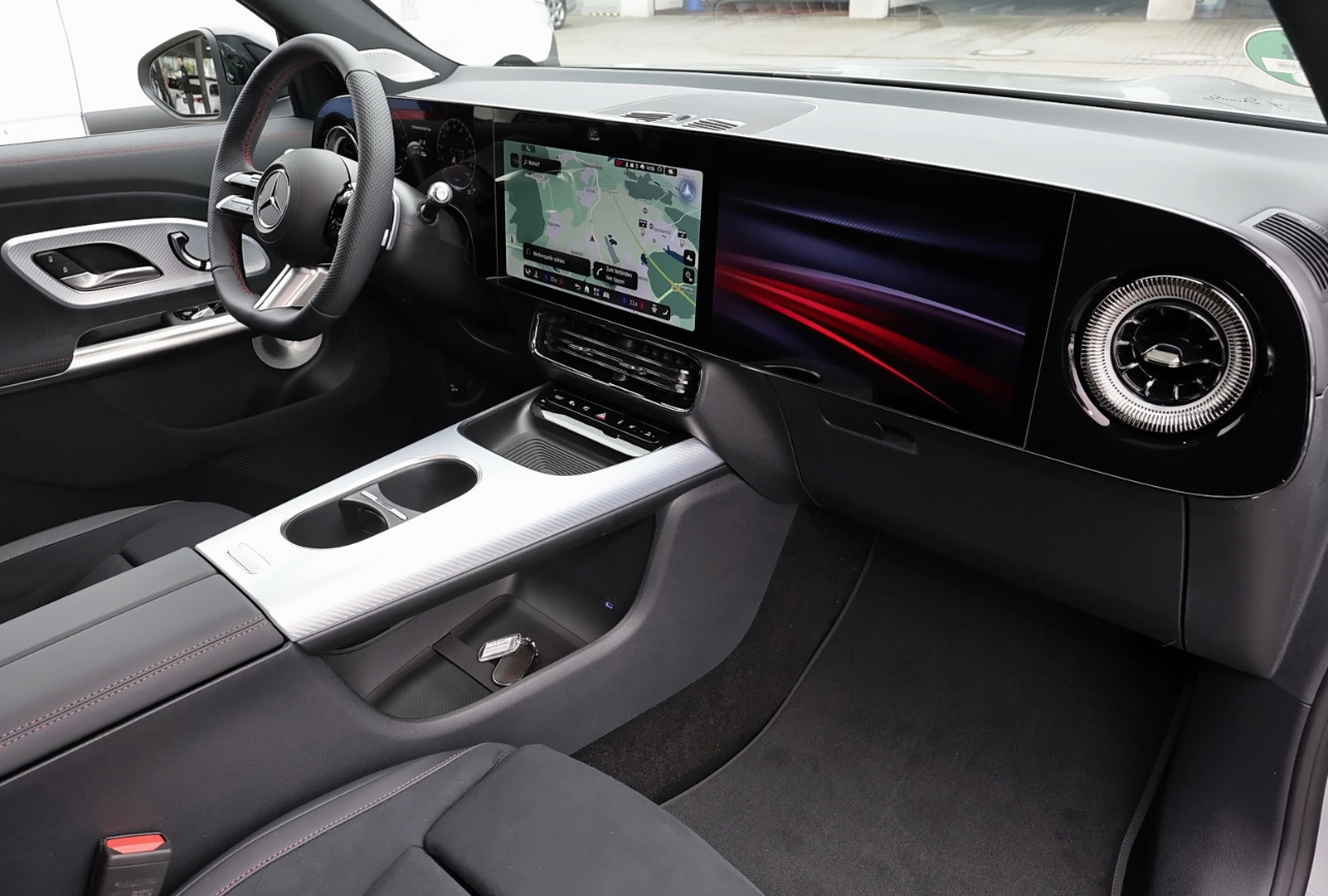 Grå Mercedes GLB250+ fra 2026