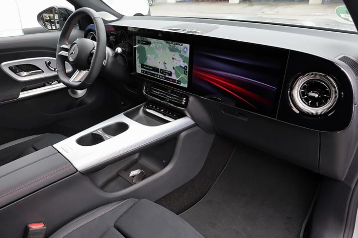 Grå Mercedes GLB250+ fra 2026