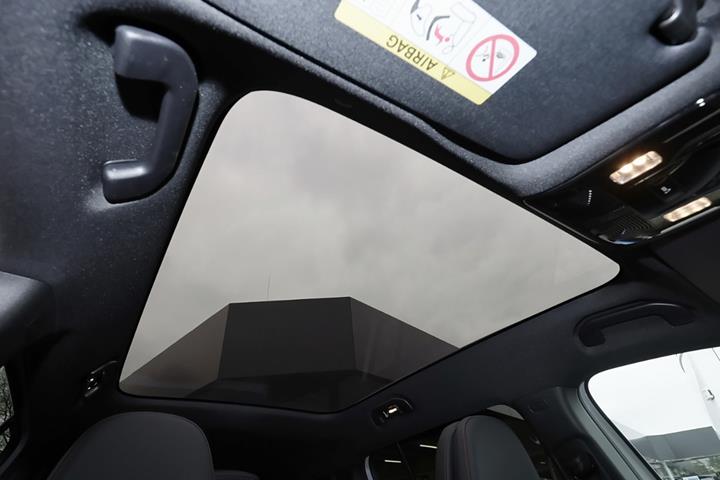 Grå Mercedes GLB250+ fra 2026