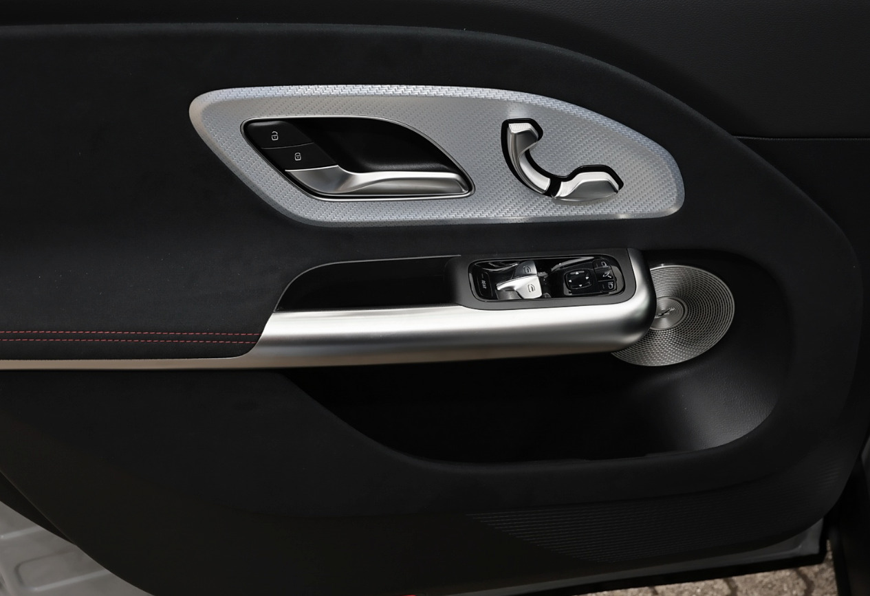 Grå Mercedes GLB250+ fra 2026