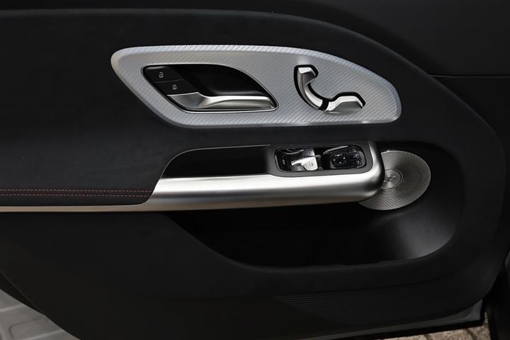 Grå Mercedes GLB250+ fra 2026