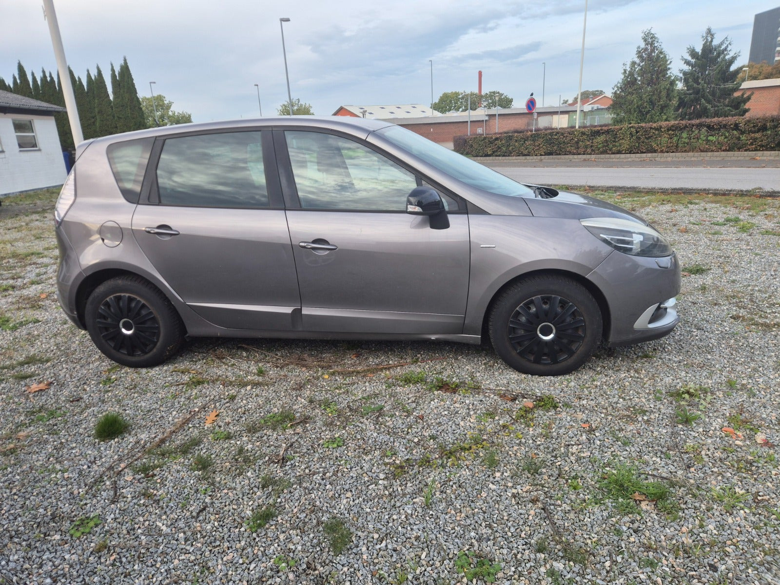 Grå Renault Scenic III fra 2014