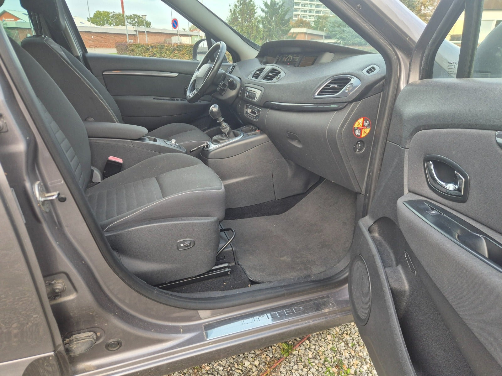 Grå Renault Scenic III fra 2014