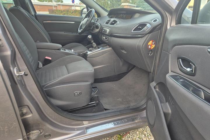 Grå Renault Scenic III fra 2014