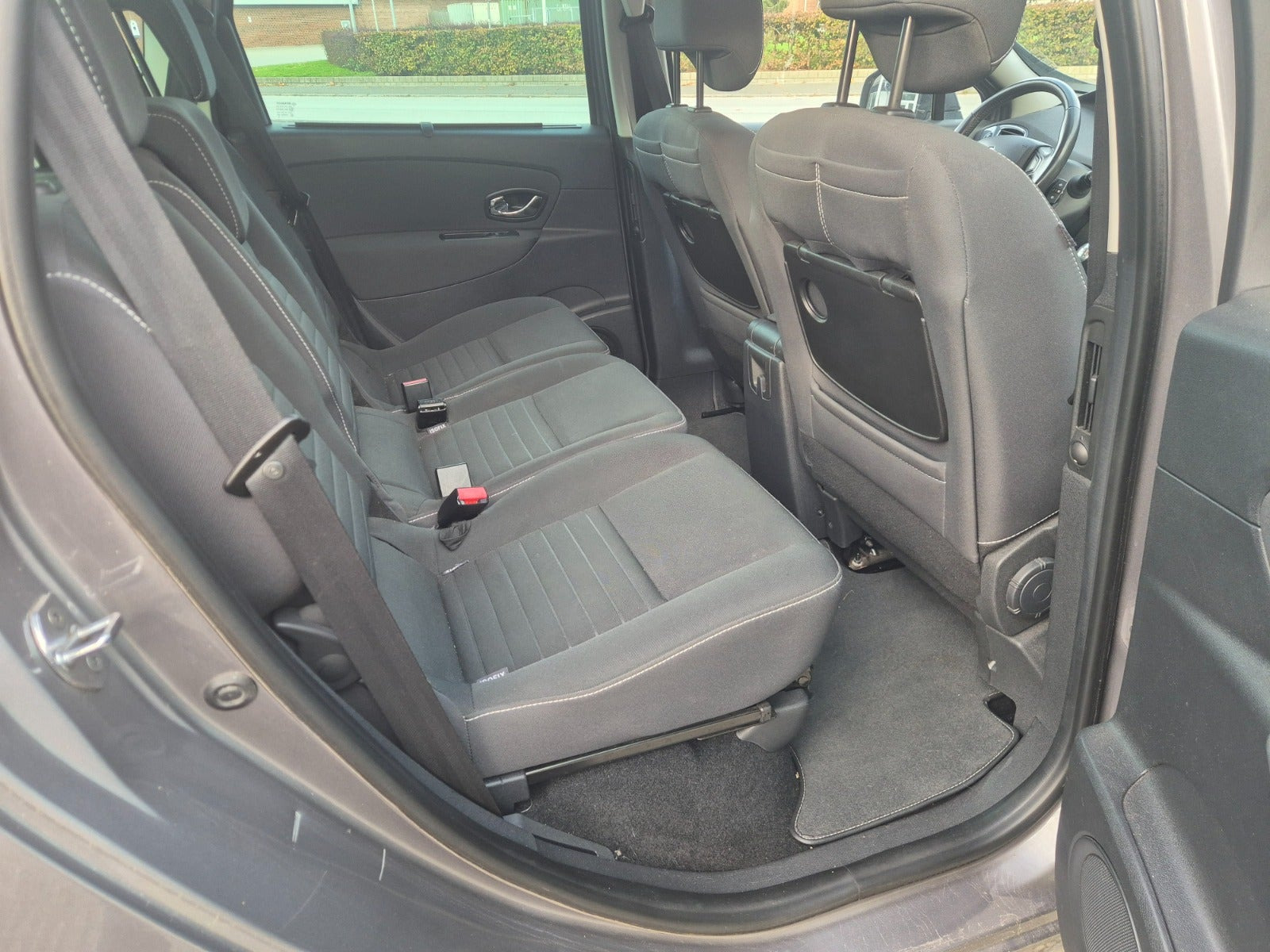 Grå Renault Scenic III fra 2014