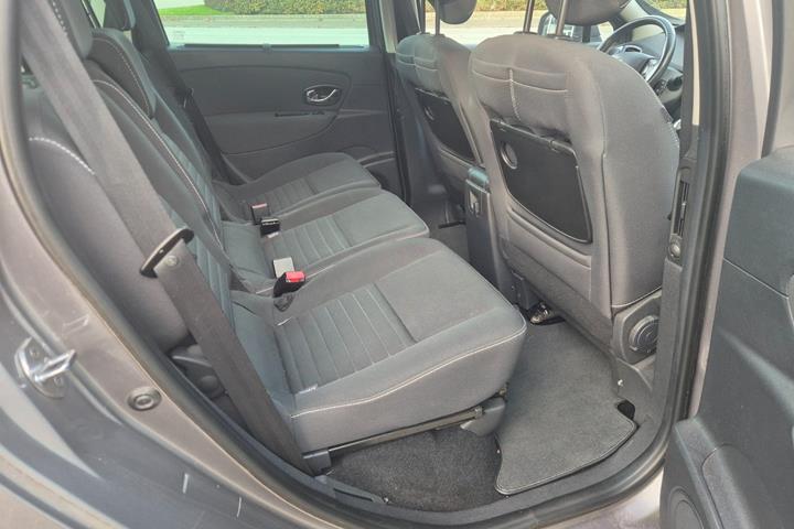 Grå Renault Scenic III fra 2014