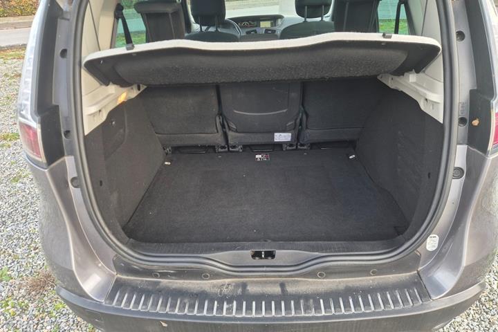 Grå Renault Scenic III fra 2014