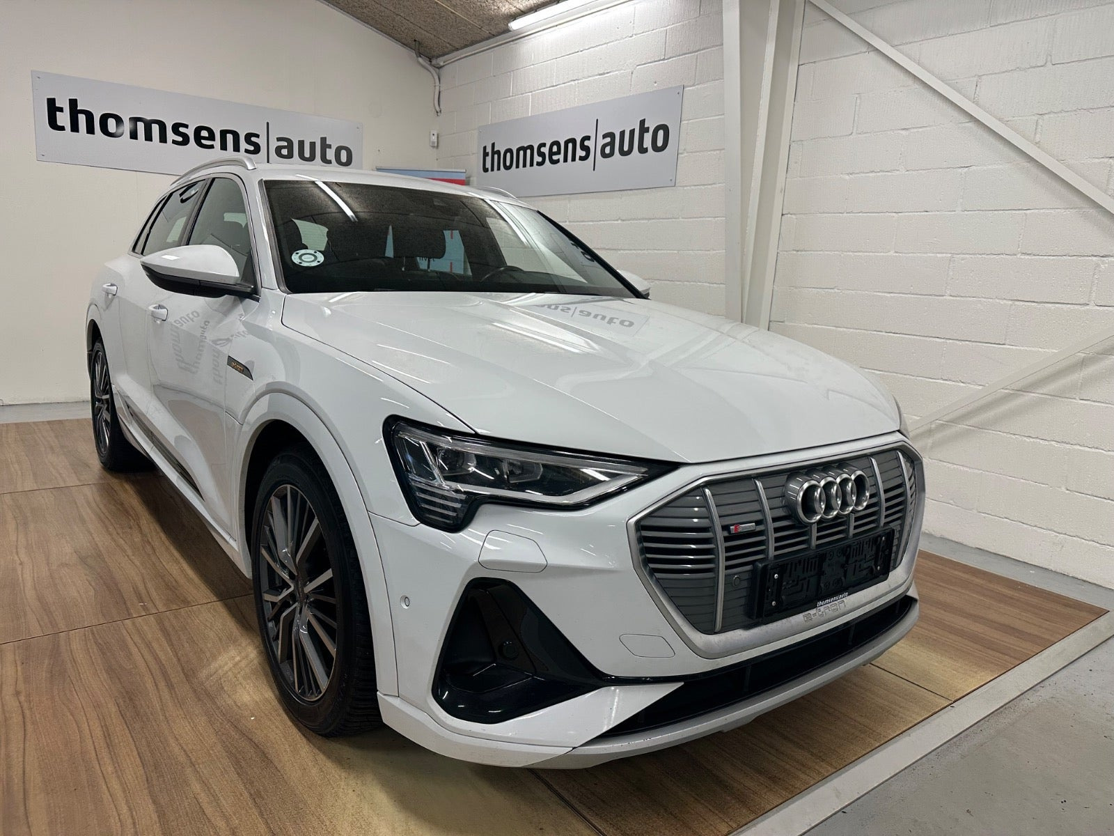 Hvid Audi e-tron fra 2023
