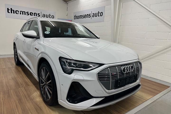Hvid Audi e-tron fra 2023