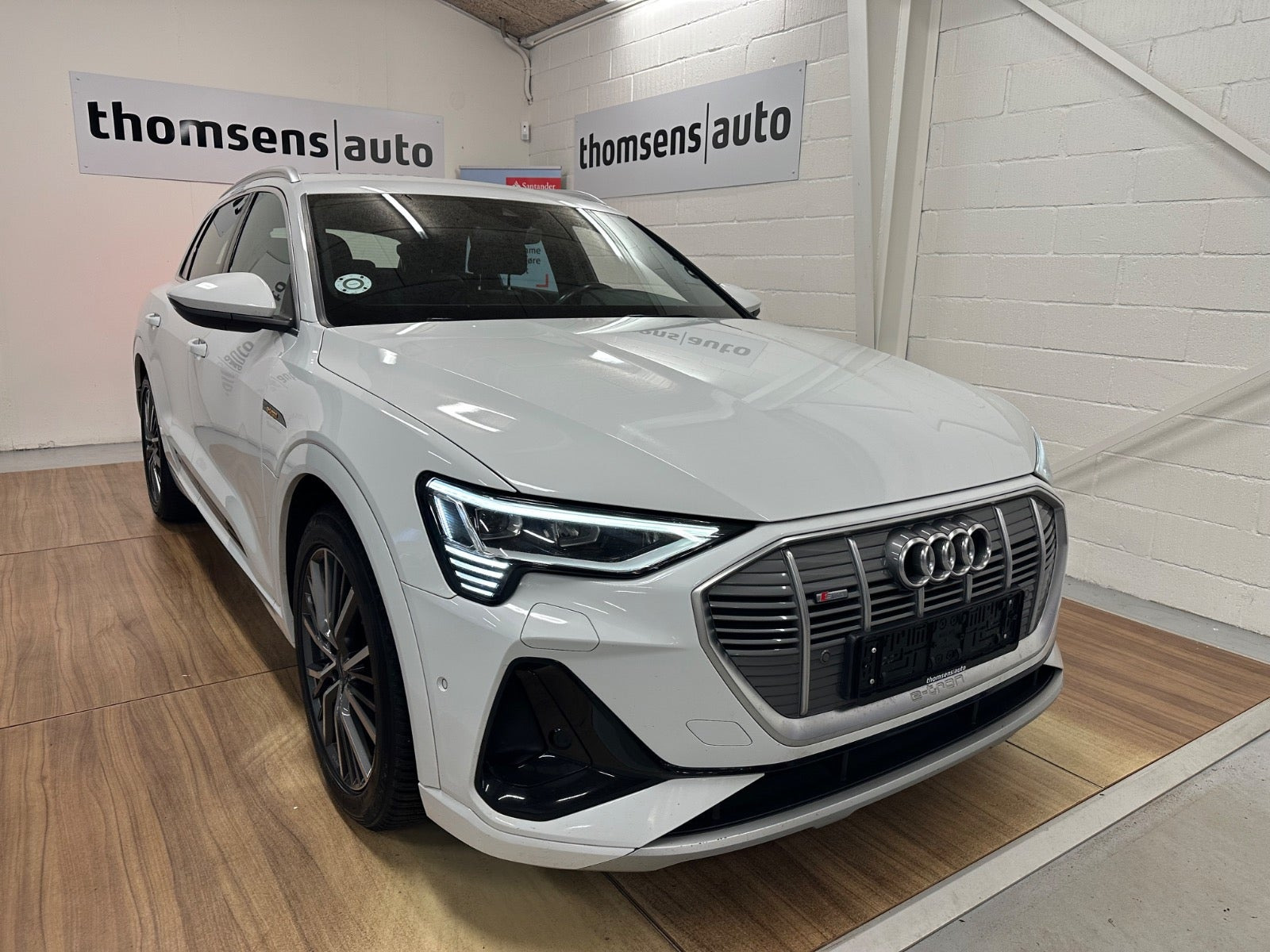 Hvid Audi e-tron fra 2023