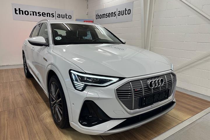 Hvid Audi e-tron fra 2023