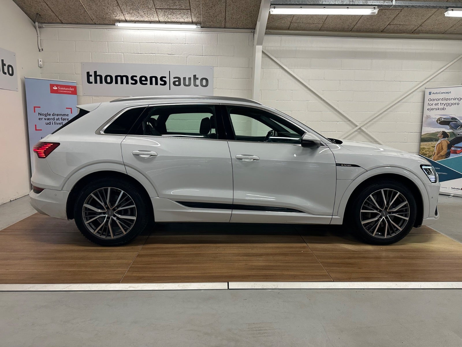 Hvid Audi e-tron fra 2023