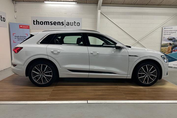 Hvid Audi e-tron fra 2023