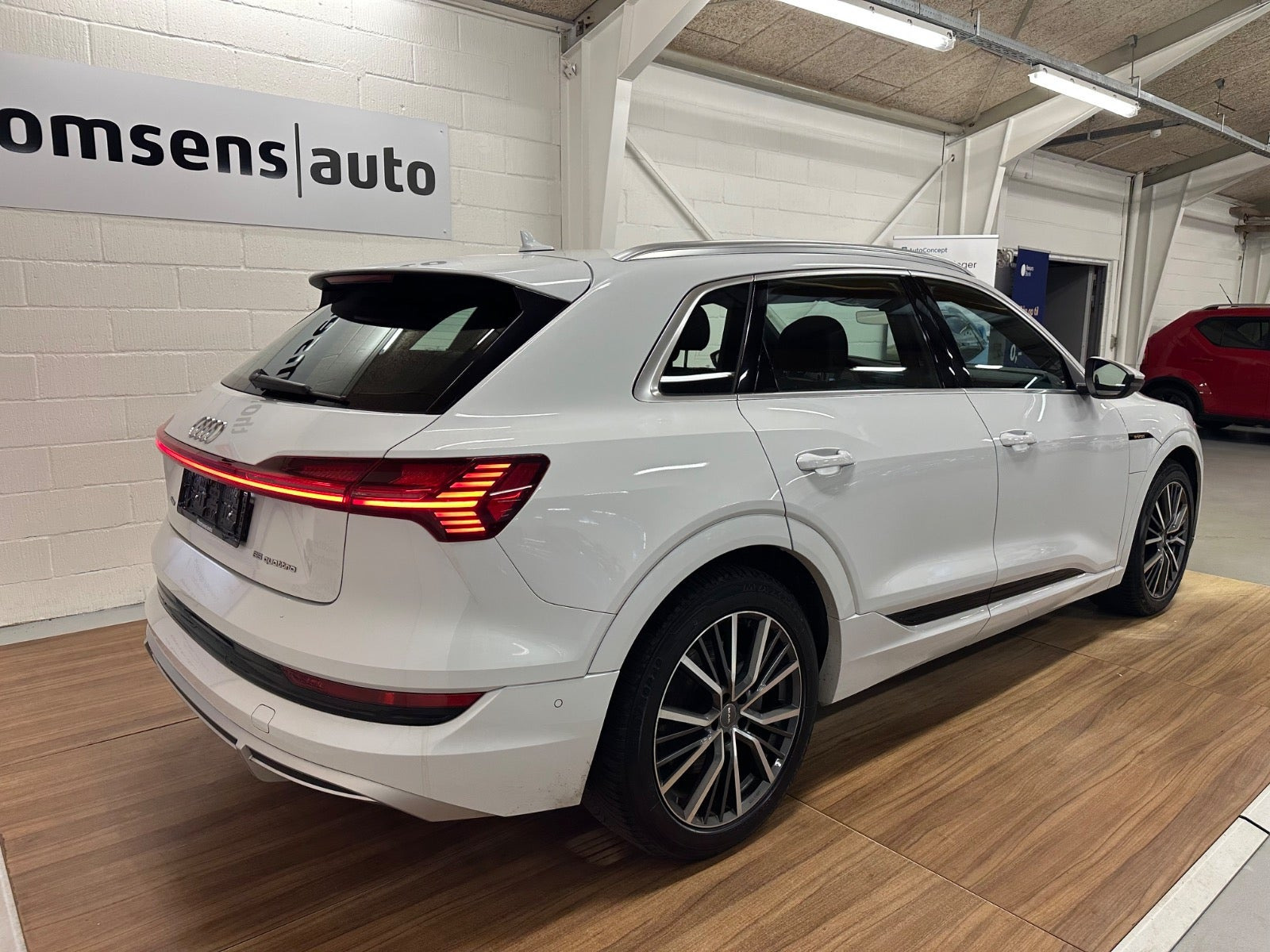 Hvid Audi e-tron fra 2023