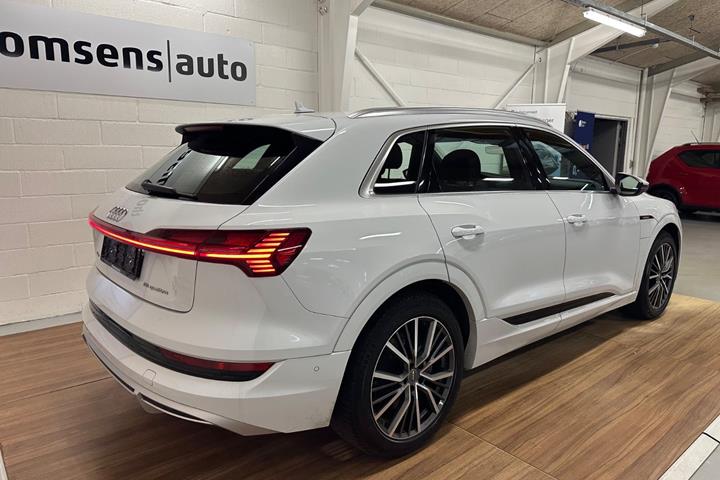 Hvid Audi e-tron fra 2023