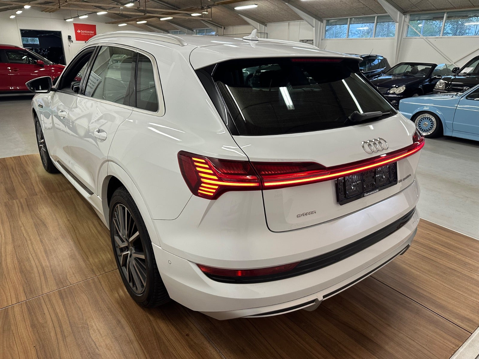 Hvid Audi e-tron fra 2023