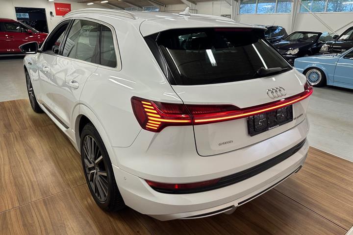 Hvid Audi e-tron fra 2023