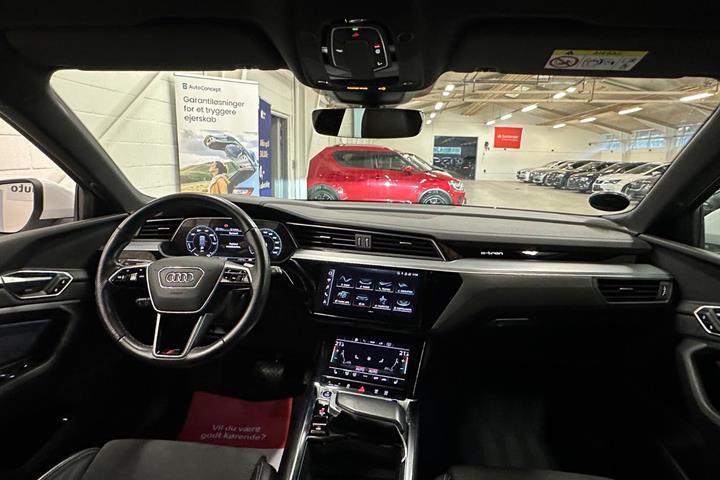 Hvid Audi e-tron fra 2023