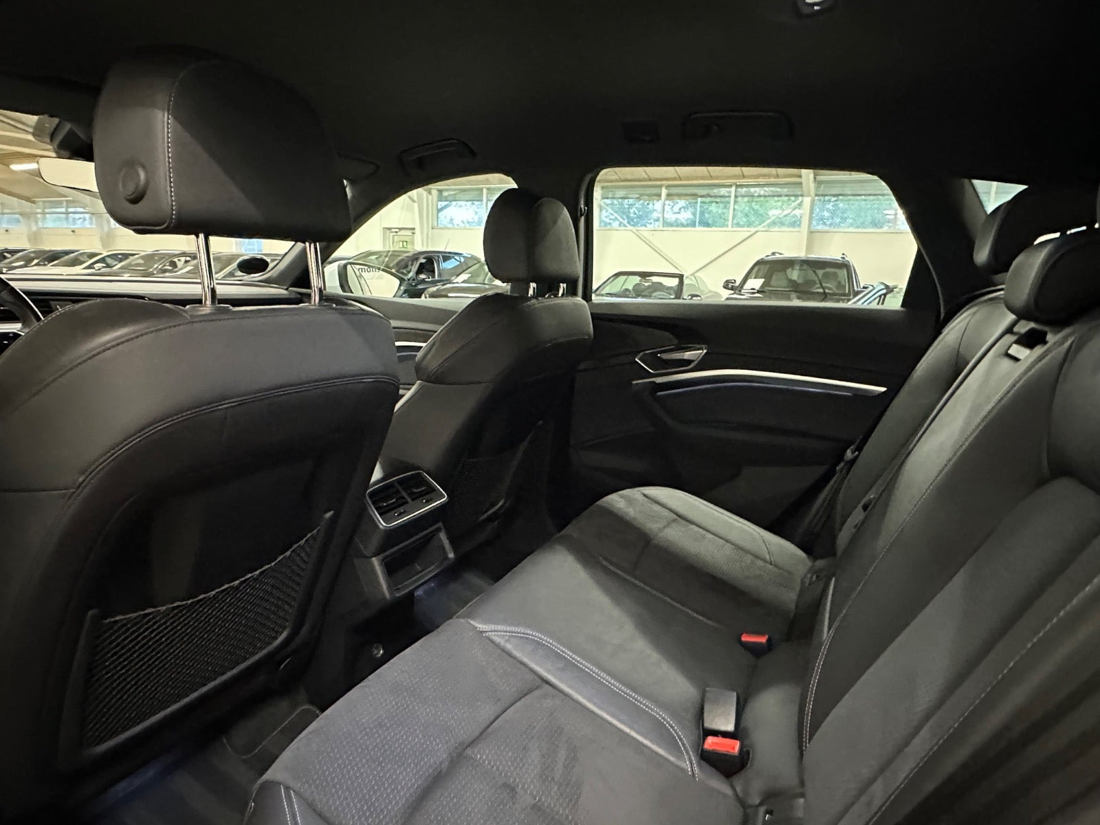 Hvid Audi e-tron fra 2023