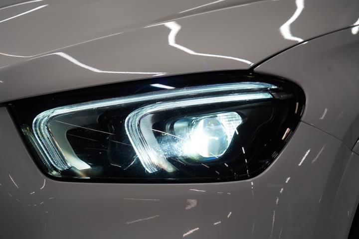 Hvid Mercedes GLE350 de fra 2022