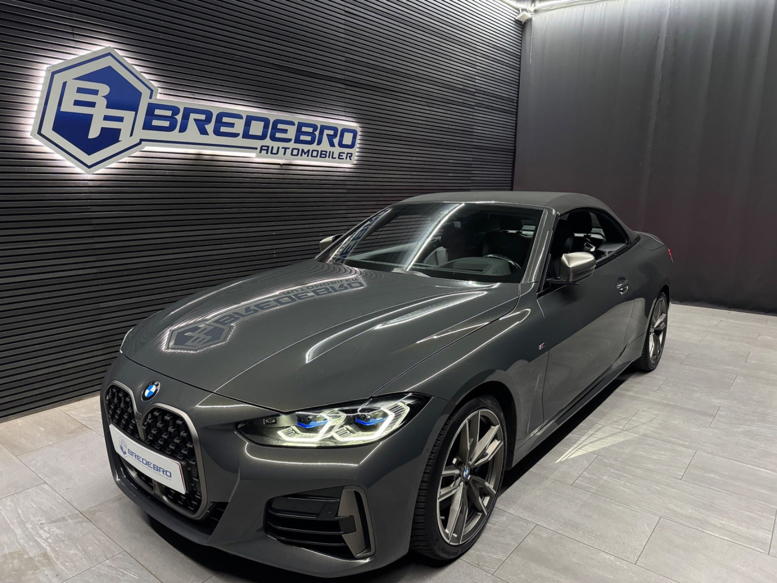 Grå BMW M440i fra 2021