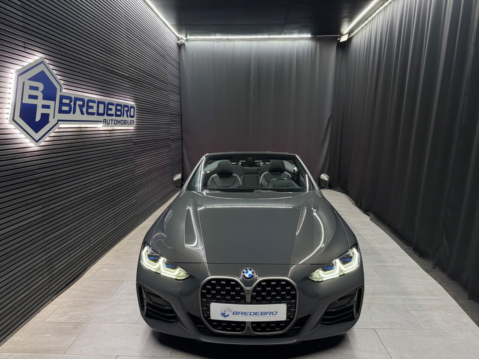 Grå BMW M440i fra 2021
