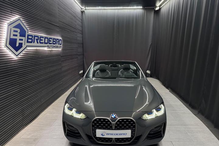 Grå BMW M440i fra 2021