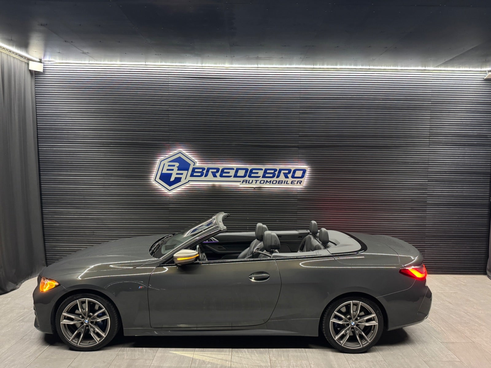 Grå BMW M440i fra 2021